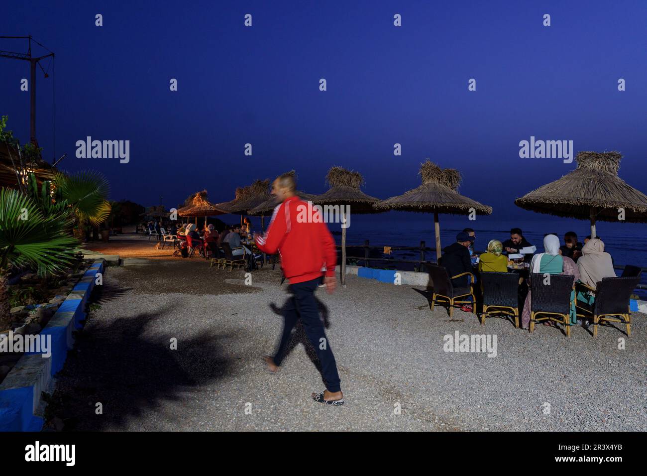 die muslimische Familie bricht die Tagszeit des ramadan vor dem Meer, Asilah, marokko, afrika. Stockfoto