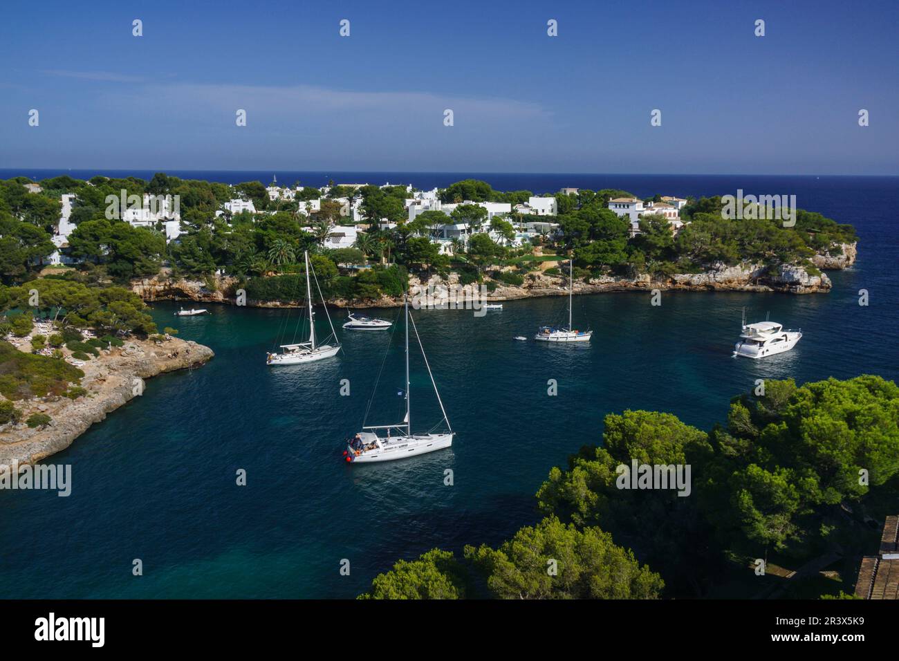 Enbarcaciones de Recreo en Cala Ferrera, Cala Dor, municipio de Santanyi, islas baleares, Spanien. Stockfoto