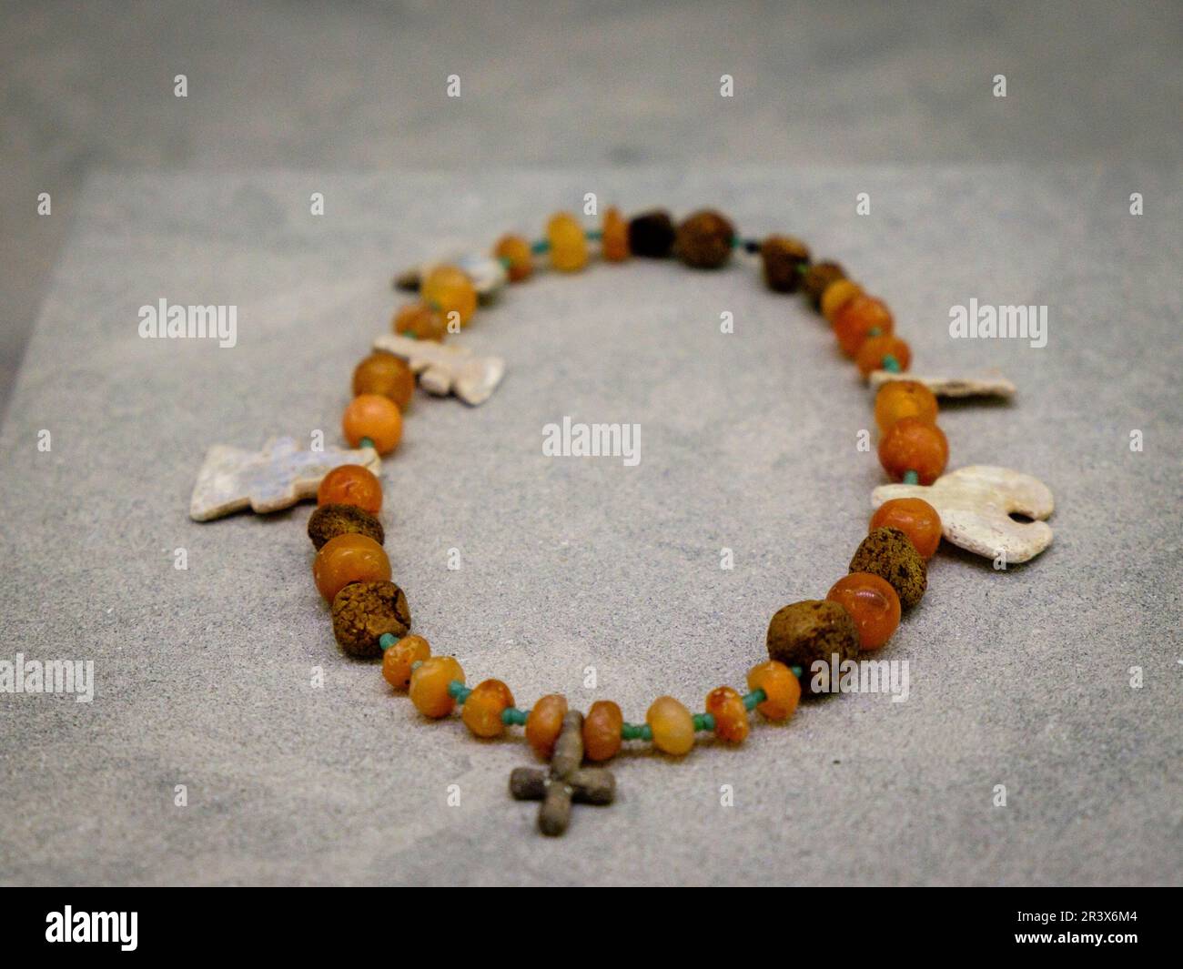 Collar de cuentas de coralina ámbar y Pasta vitrea, Museo Arqueológico de Ibiza y Formentera, Patrimonio de la Humanidad «Ibiza, biodiversidad y cultura», Ibiza, balearen, Spanien. Stockfoto