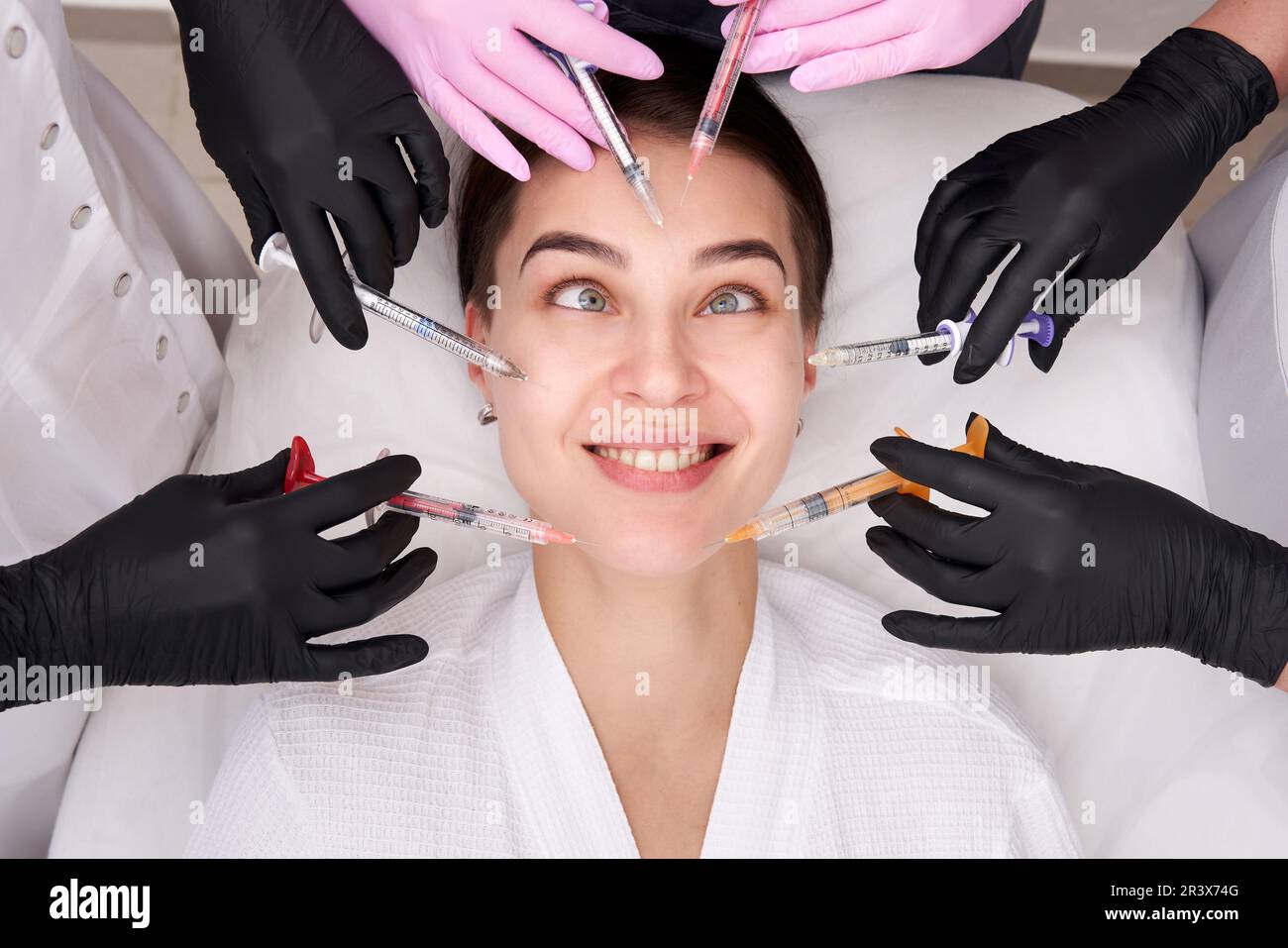 Konzeptionelle Schönheit und kosmetologisches Bild der Hände mehrerer Spritzenhaltender Ärzte. Schönheits- und kosmetologisches Konzept. Kosmetik p Stockfoto