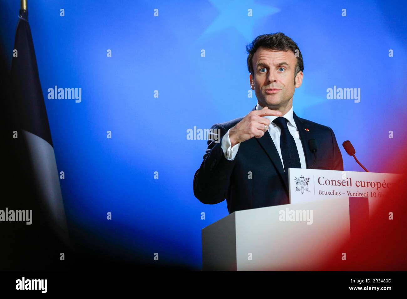 Belgien, Brüssel, 10. Februar 2023: Teilnahme von Emmanuel Macron an einer Pressekonferenz während des EU-Gipfels über die russische Invasion der Ukraine und Europas Stockfoto
