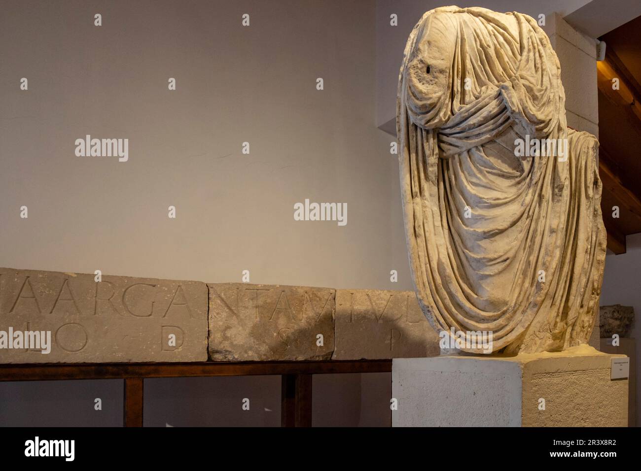 estatua togada procedure del Foro, siglo I, Museo-Centro de Interpretación del parque Arqueológico de Segóbriga, Saelices, Cuenca, Castilla-La Mancha, Spanien. Stockfoto