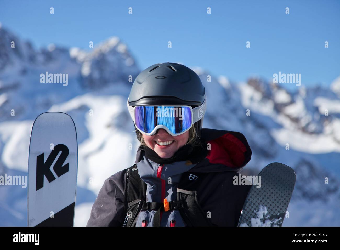 Französische Alpen, Serre-Chevalier: Lächelnde Frau, Skifahrer mit Helm, Brille und Sonnenbrille. Übung von Skitouren (Skilanglauf). Illustration Stockfoto