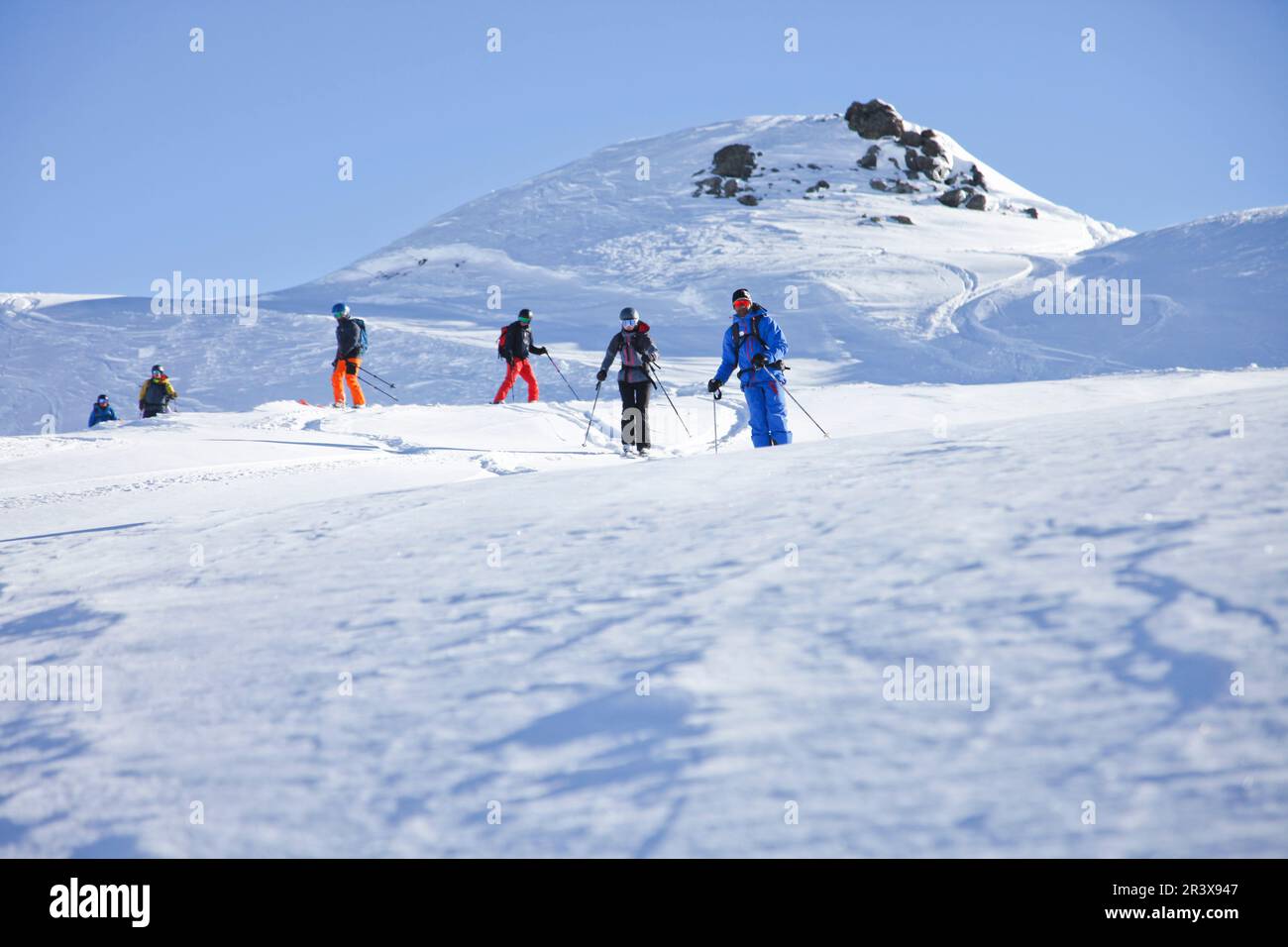Französische Alpen, Serre-Chevalier: Eine Gruppe von Skifahrern, begleitet von einem abseits der Piste gelegenen Skilehrer. Übung von Skitouren (Skilanglauf) und abseits der Pisten Stockfoto