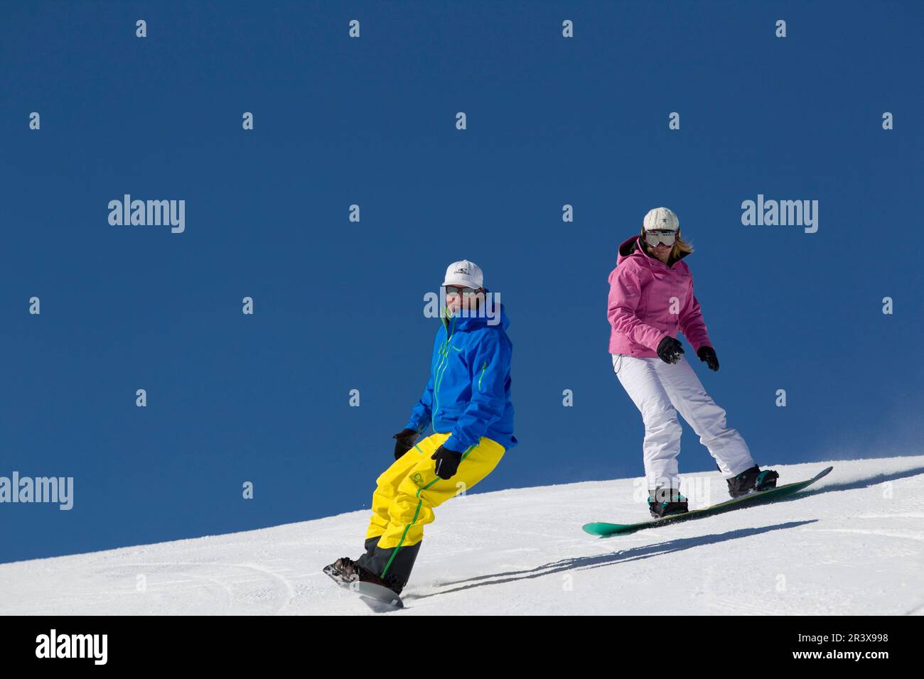 Illustration, Snowboarden im Departement Hautes-Alpes (Oberalpen). Abseits der Piste Snowboarden, zwei Personen im Pulverschnee Stockfoto