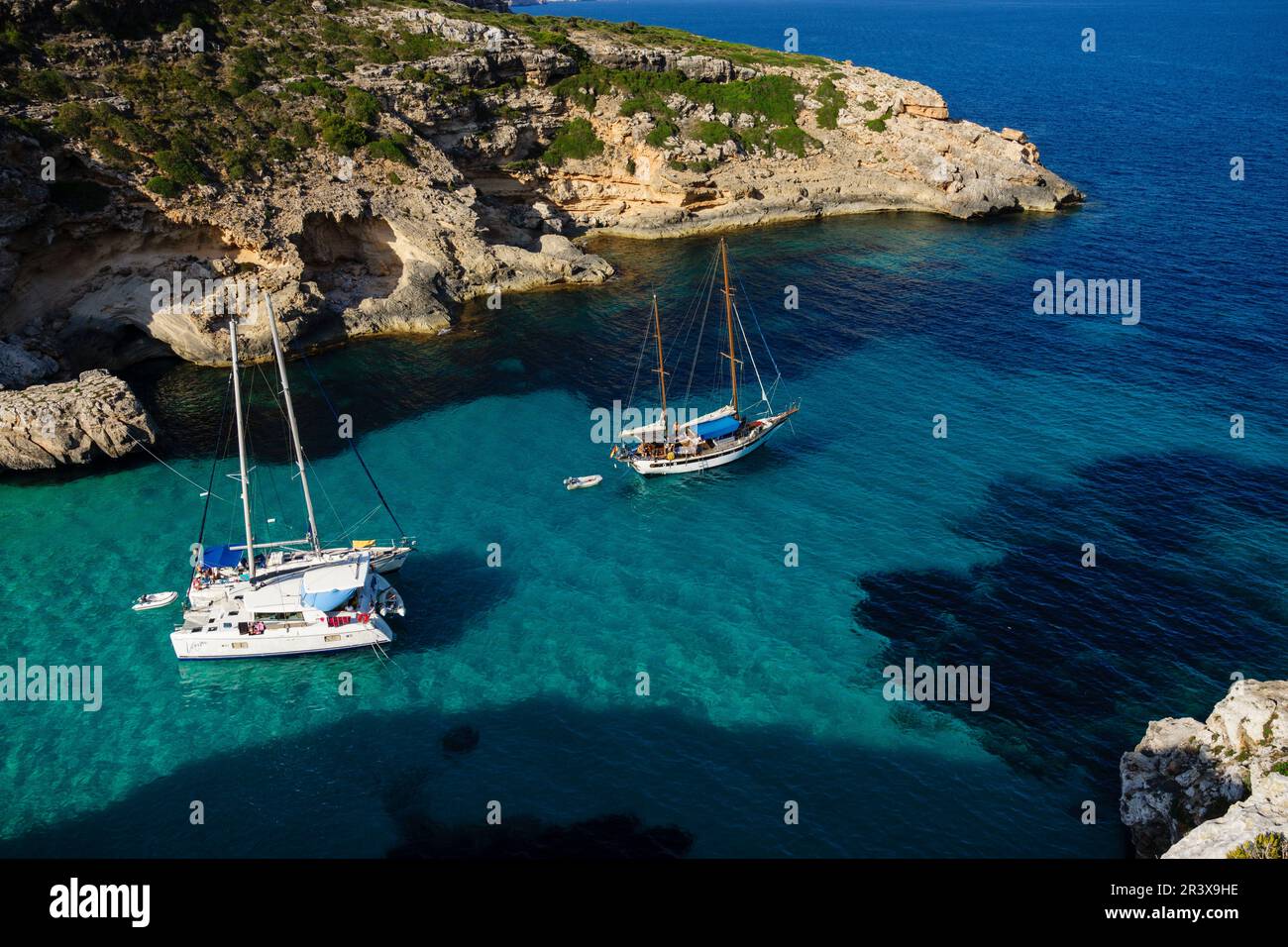 Yates fondeados, Cala Marmols, Ses Salines, Mallorca, Balearen, Spanien, Europa. Stockfoto