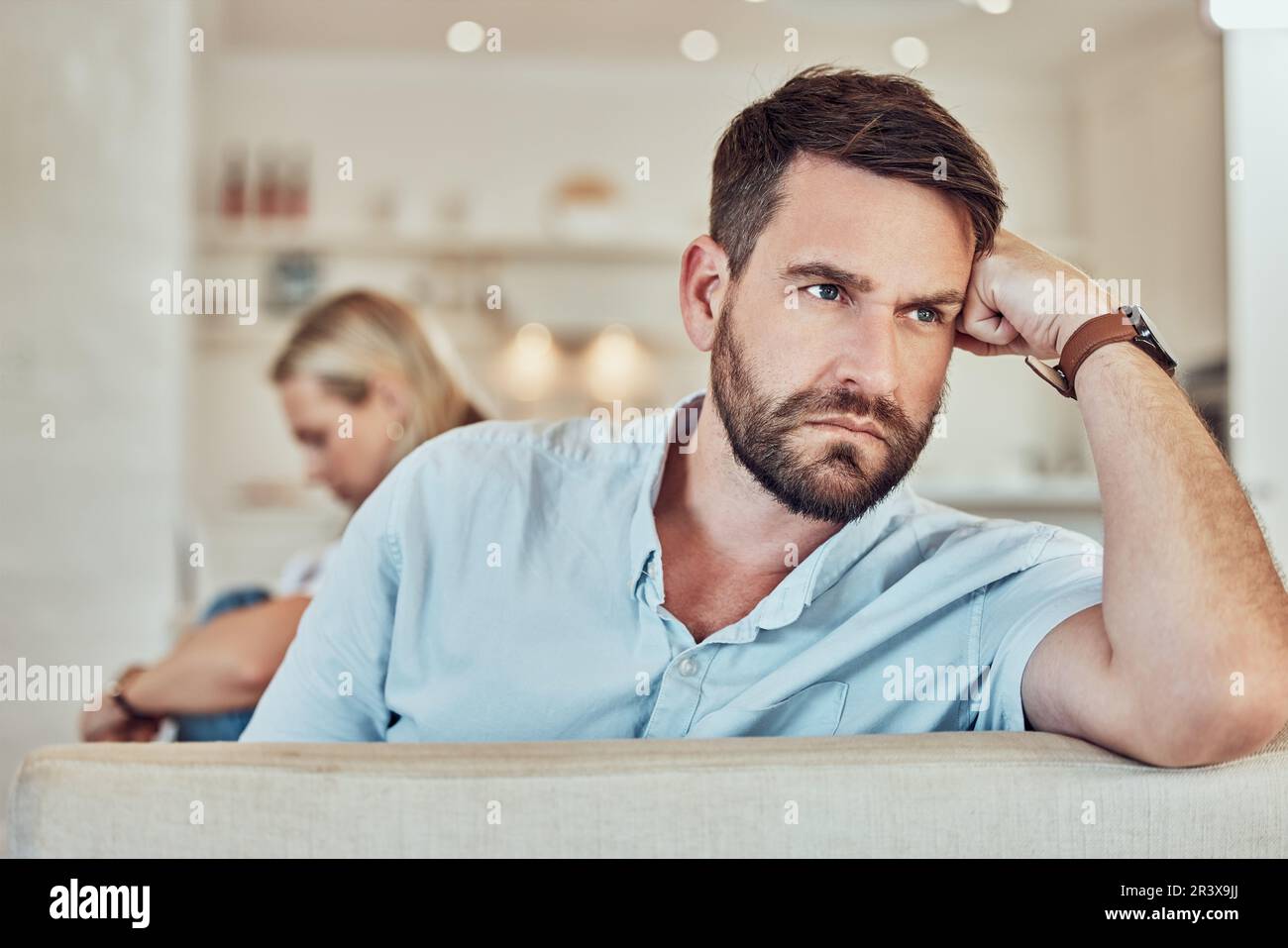 Mann, traurig und wütend im Scheidungskampf eines Paares mit Problemen, Wut und Konfliktkrise zu
