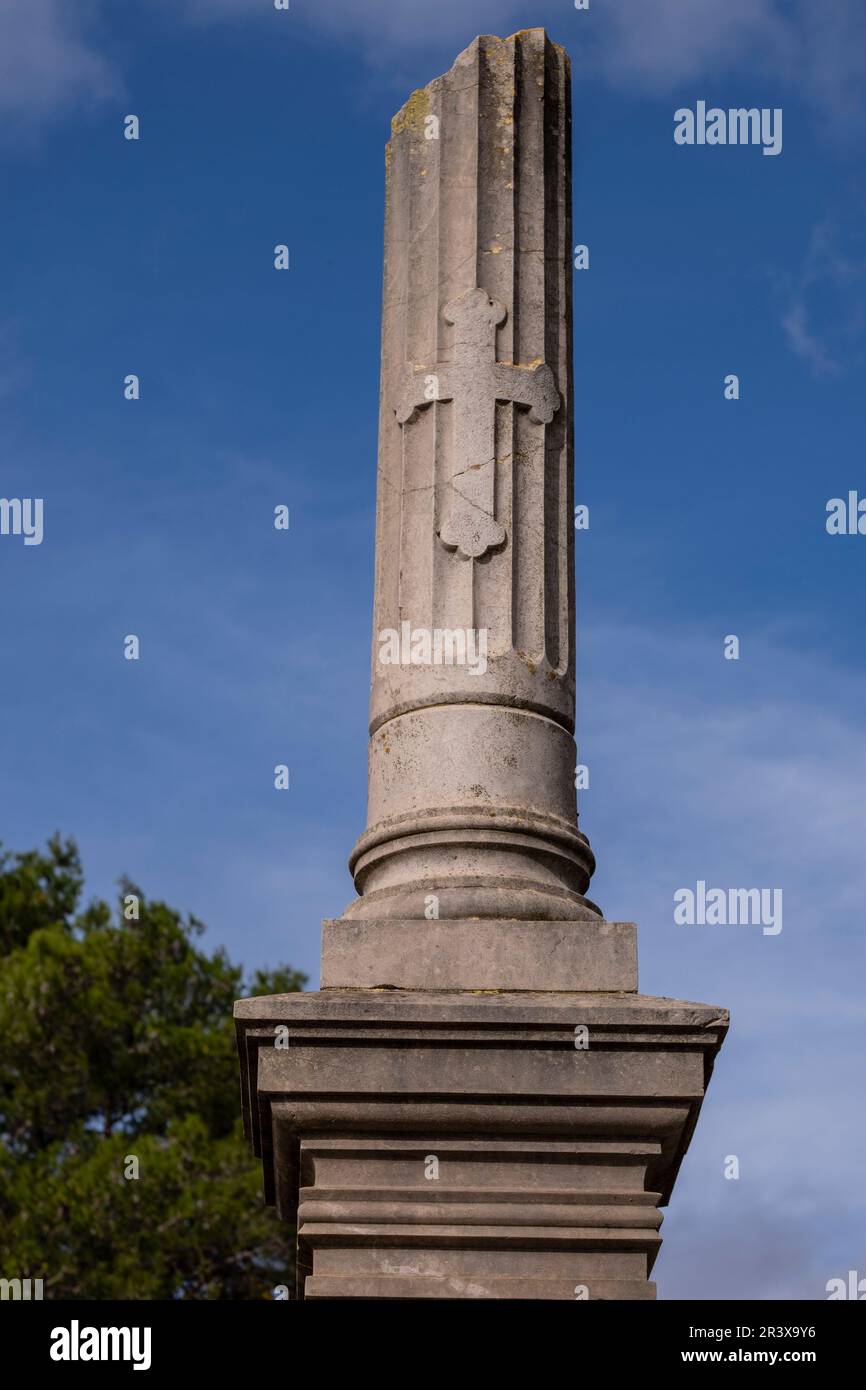 Gebrochene Säule, Symbol der unterbrochenen Existenz, Friedhof Alaró, Mallorca, Balearen, Spanien. Stockfoto