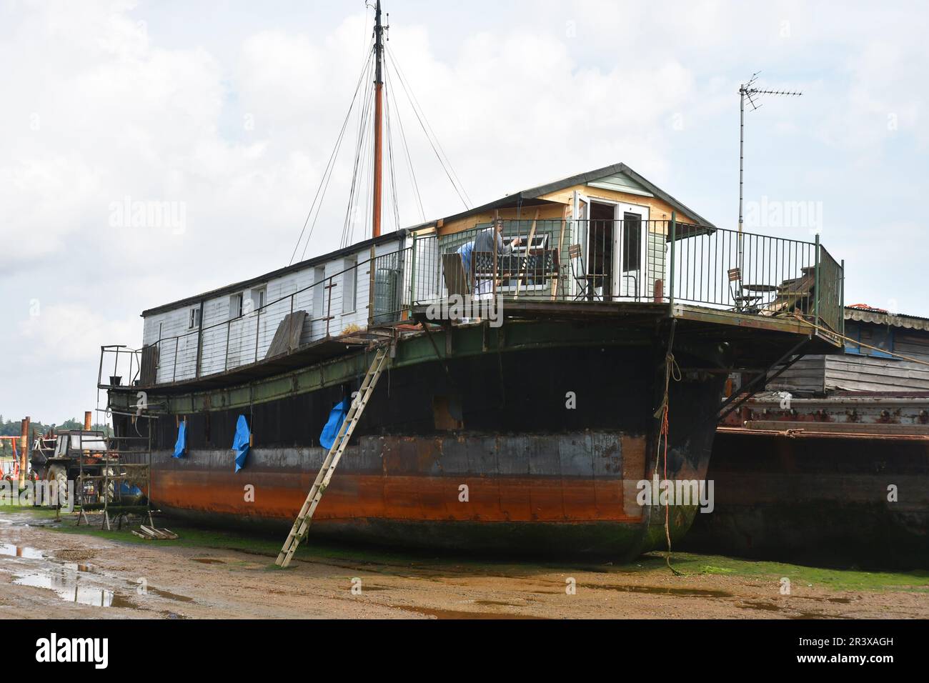 Das Boot wird in Pin Mill, Suffolk, Großbritannien, restauriert Stockfoto