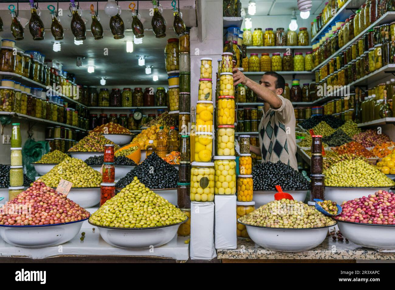 Y aceitunas encurtidos, zoco de Marrakech, Marruecos, Norte de Afrika, continente Africano. Stockfoto