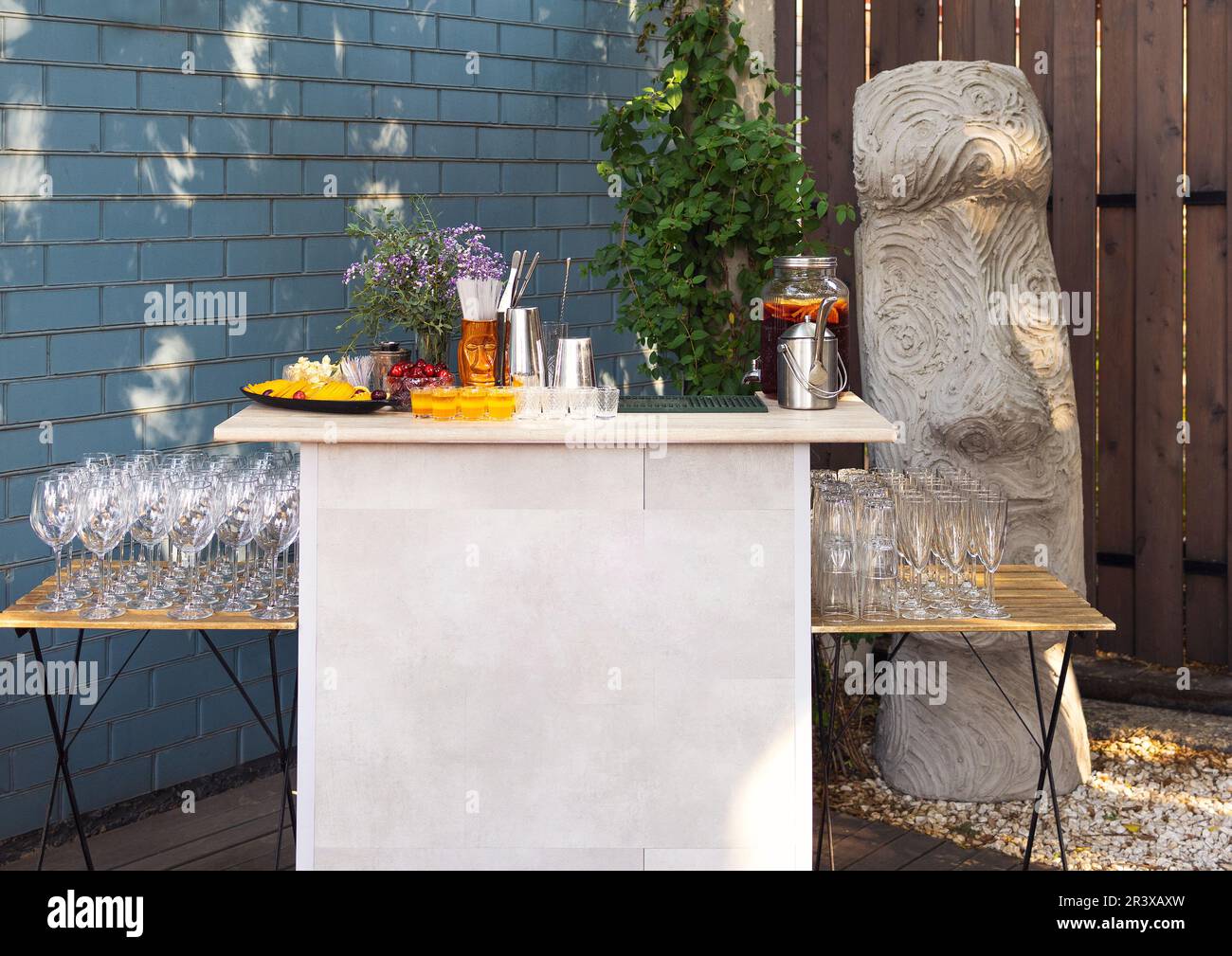 Gläser Cocktails an der Bar. Gläser Sekt mit rotem Alkohol. Stockfoto