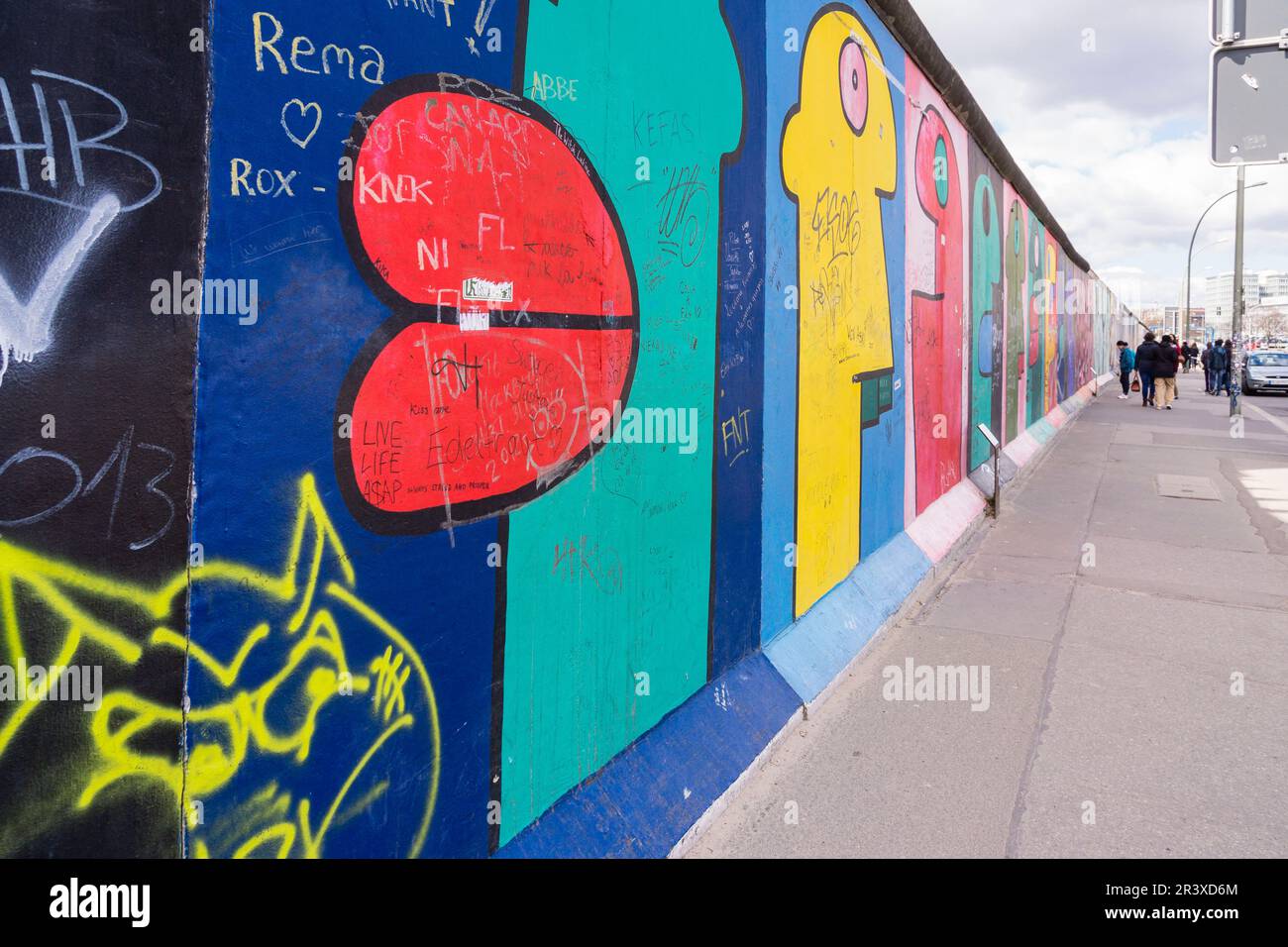 Algunas cabezas del artista Thierry Noir, Muro de Berlín, - Berliner Mauer, Berlin, Alemanien, Europa. Stockfoto