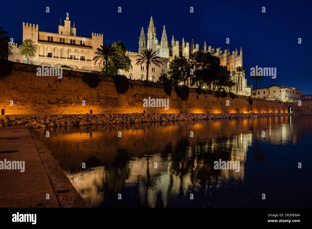 Kathedrale und La Almudaina, Königlicher Alcazar der Stadt Palma de Mallorca, Balearen, Spanien. Stockfoto