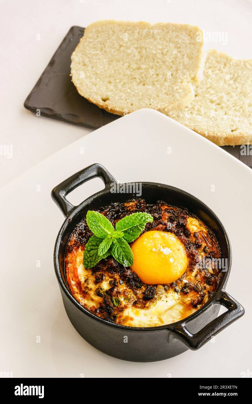 Ous a la Mallorquina - huevos a la Mallorquina -, Restaurante Sal de Coco, Mallorca, Balearen, Spanien. Stockfoto