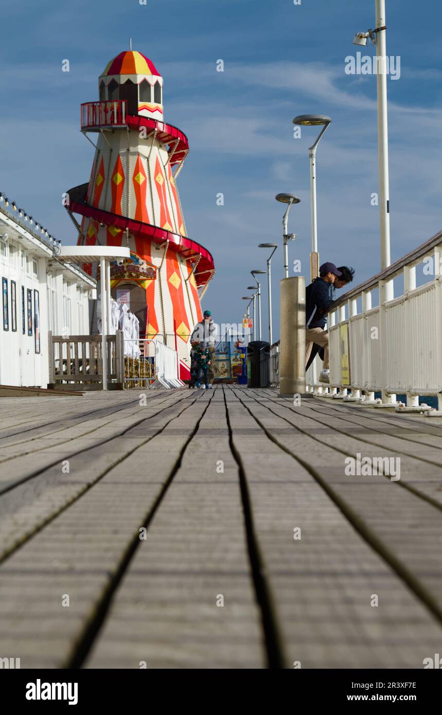 Tiefer Blick auf die Holzplanken des Bournemouth Pier in Richtung des Helter Skelter Funfair, Bournemouth UK Stockfoto