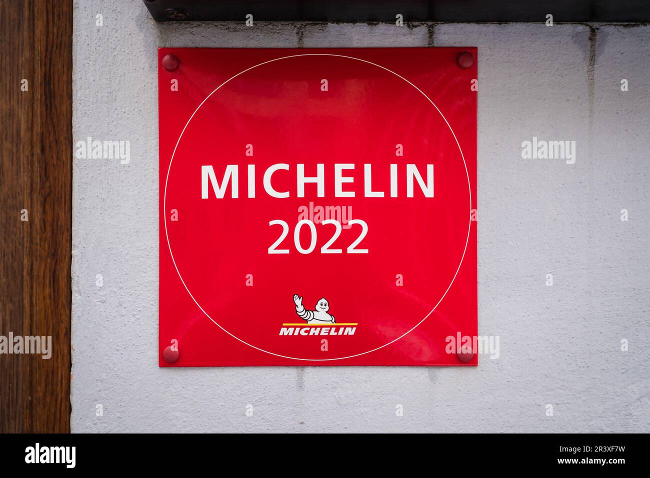 Tallinn, Estland - 19. Februar 2023: Michelin 2022 rotes Schild an der Restaurantwand. Stockfoto