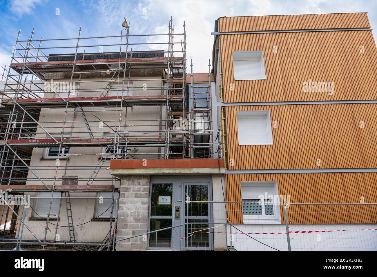 Thermische Rehabilitation von Wohngebäuden. Renovierung von Fassaden durch Installation von Dämmung und Verkleidung. Außenwandisolierung, Motor Stockfoto