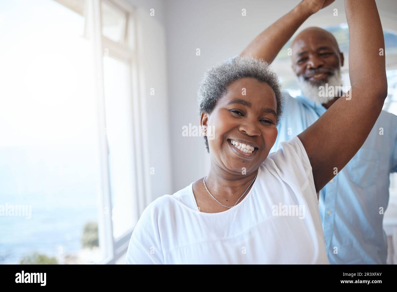 Schwarzes Seniorenpaar, tanzend und zusammen in einem glücklichen Heim mit Liebe, Fürsorge und Hingabe. Porträt einer afrikanischen Frau und eines Mannes zur Feier der Ehe Stockfoto