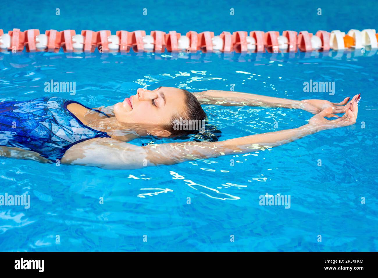 Junge Profi-Schwimmerin schwimmend im Hallenbad Stockfoto