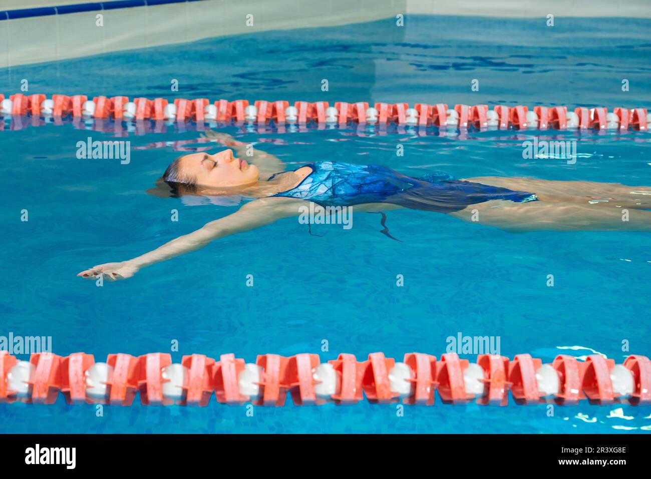 Junge Profi-Schwimmerin schwimmend im Hallenbad Stockfoto