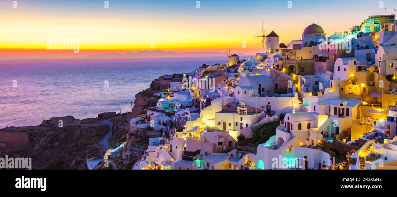 Sonnenuntergang in Oia Santorini Griechenland, traditionelles griechisches Dorf Stockfoto