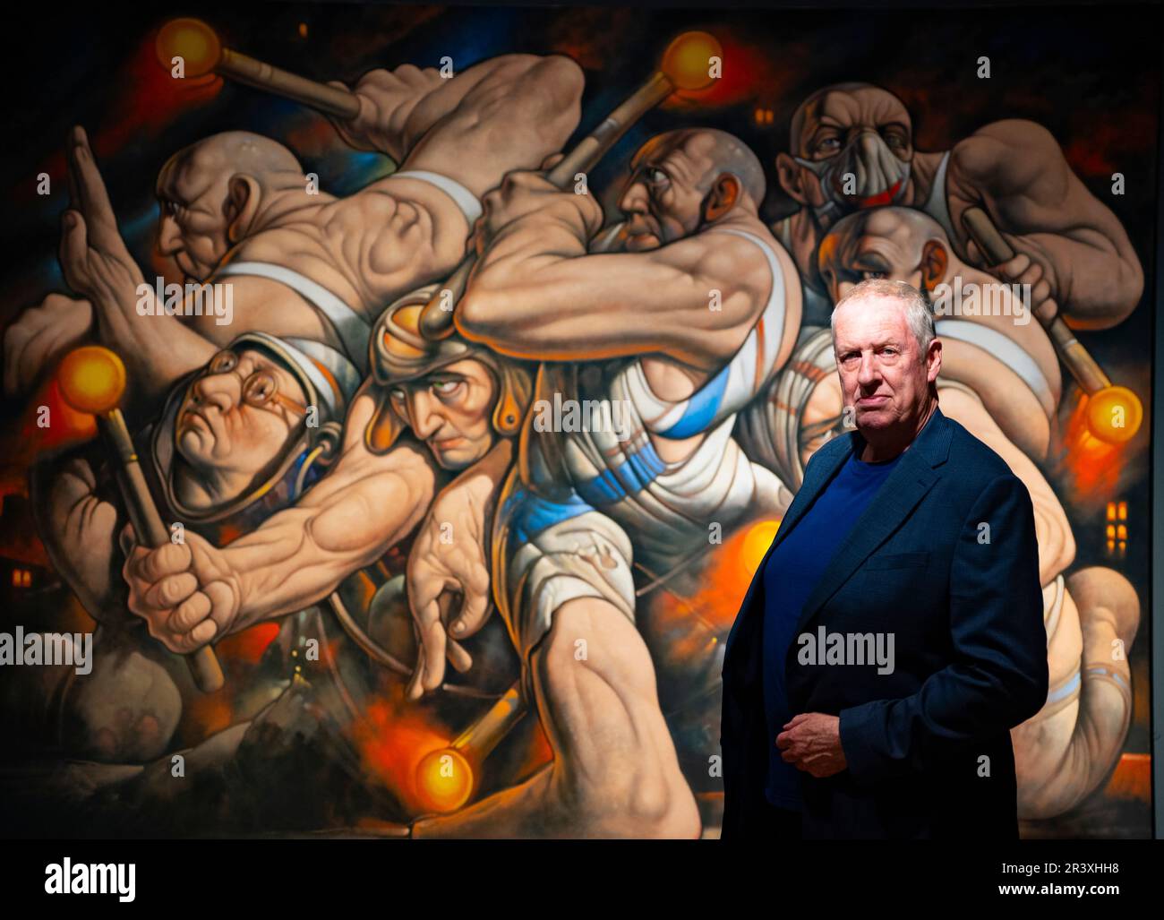 Edinburgh, Schottland, Großbritannien. 25. Mai 2023 Bilder aus der Pressevorschau der großen neuen Ausstellung des Künstlers Peter Howson im City Art Centre in Edinburgh. Die Ausstellung mit dem Titel „When the Apple Ripens: Howson at 65“ ist eine große Retrospektive eines der führenden Bildmaler des Vereinigten Königreichs. Die Ausstellung umfasst etwa 100 Werke aus der gesamten Karriere des Künstlers, viele davon noch nie zuvor in Schottland gesehen. Bild: Künstler vor seinem Bild „Wagner“. Iain Masterton/Alamy Live News Stockfoto