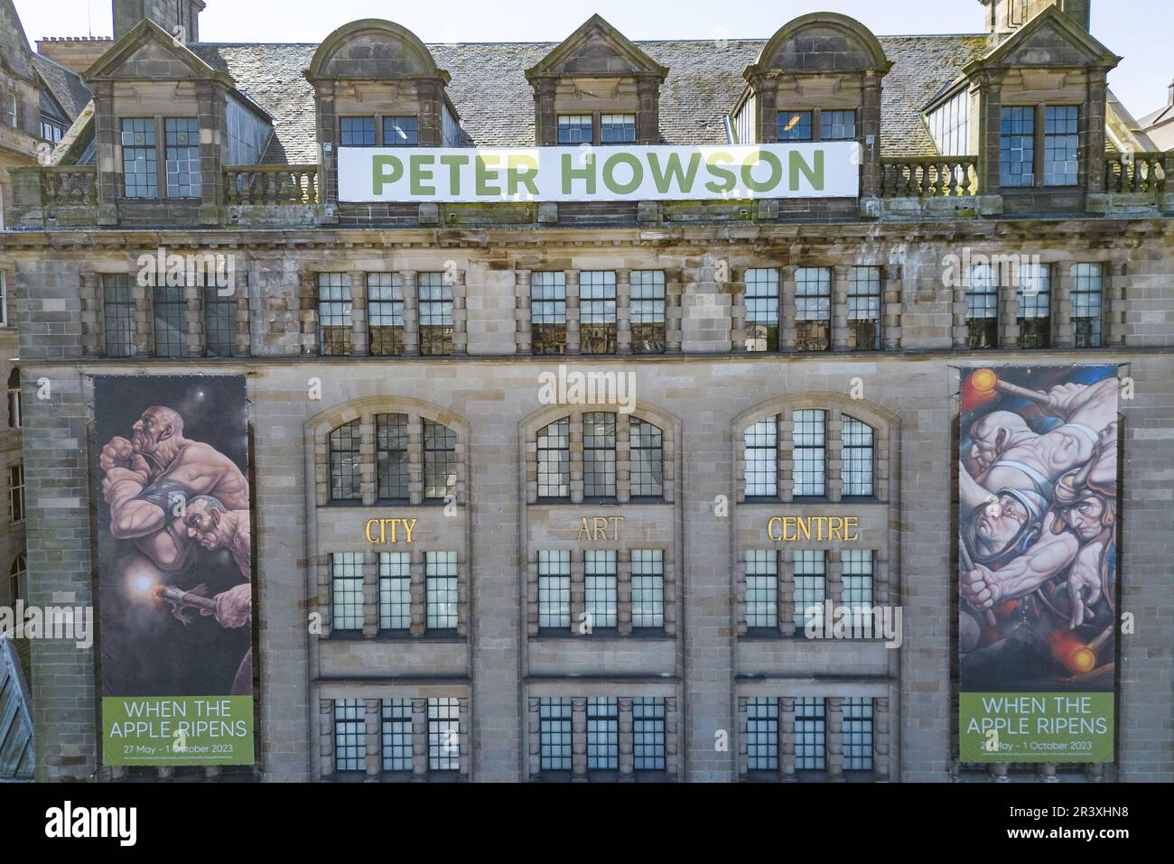 Edinburgh, Schottland, Großbritannien. 25. Mai 2023 Bilder aus der Pressevorschau der großen neuen Ausstellung des Künstlers Peter Howson im City Art Centre in Edinburgh. Die Ausstellung mit dem Titel „When the Apple Ripens: Howson at 65“ ist eine große Retrospektive eines der führenden Bildmaler des Vereinigten Königreichs. Die Ausstellung umfasst etwa 100 Werke aus der gesamten Karriere des Künstlers, viele davon noch nie zuvor in Schottland gesehen. Bild: Außenansicht des City Art Centre. Iain Masterton/Alamy Live News Stockfoto