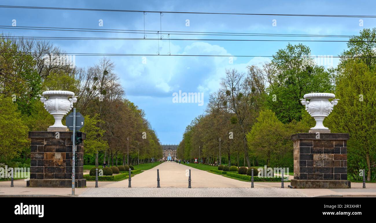 Eingang mit Schmuckvasen zur Hauptstraße des Großen Gartens in Dresden Stockfoto