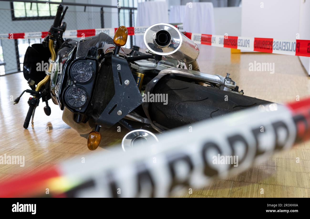 München, Deutschland. 25. Mai 2023. In der Sonderausstellung „Madness - illegal Car Racing“ im Verkehrszentrum des Deutschen Museums wird ein Motorrad ausgestellt. Der Fahrer des Motorrads wurde bei einem Unfall im Tiergartentunnel (Berlin) getötet. Er fuhr über 130 km/h - die Höchstgeschwindigkeit lag bei 50 km/h. Die Sonderausstellung über illegale Autorennen wurde im Deutschen Technologiemuseum Berlin in Zusammenarbeit mit der Berliner Polizei ins Leben gerufen. Von 26.05.2023 bis 20.05.2024 zeigen die Ausstellungen die dramatischen Auswirkungen von Geschwindigkeitsüberschreitungen. Kredit: Sven Hoppe/dpa/Alamy Live News Stockfoto