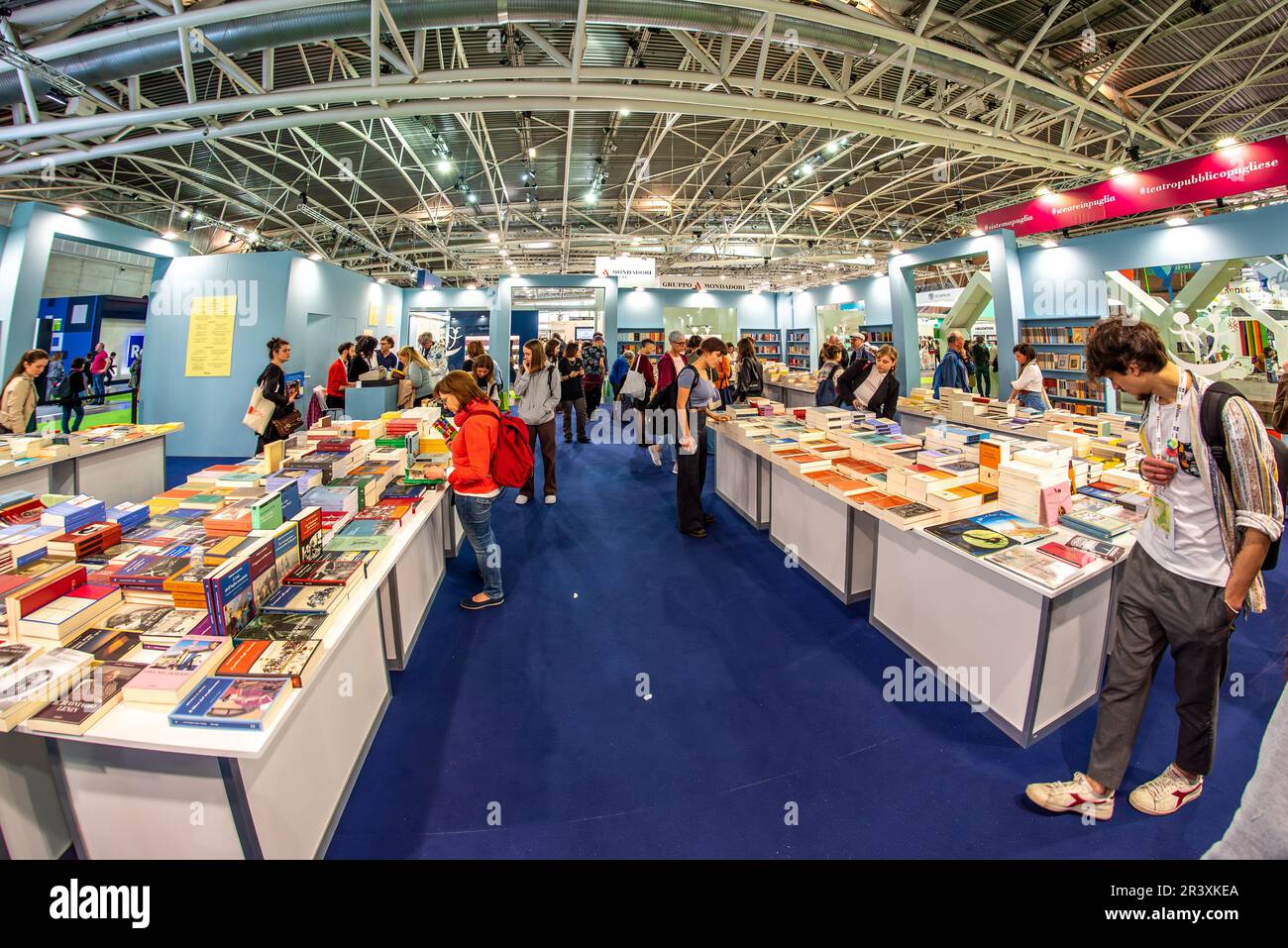 Turin, Italien - 22. Mai 2023: Adelphi Edizioni Stand mit Besuchern und Büchern im Pavillon auf der Turin International Book Fair 35. Stockfoto