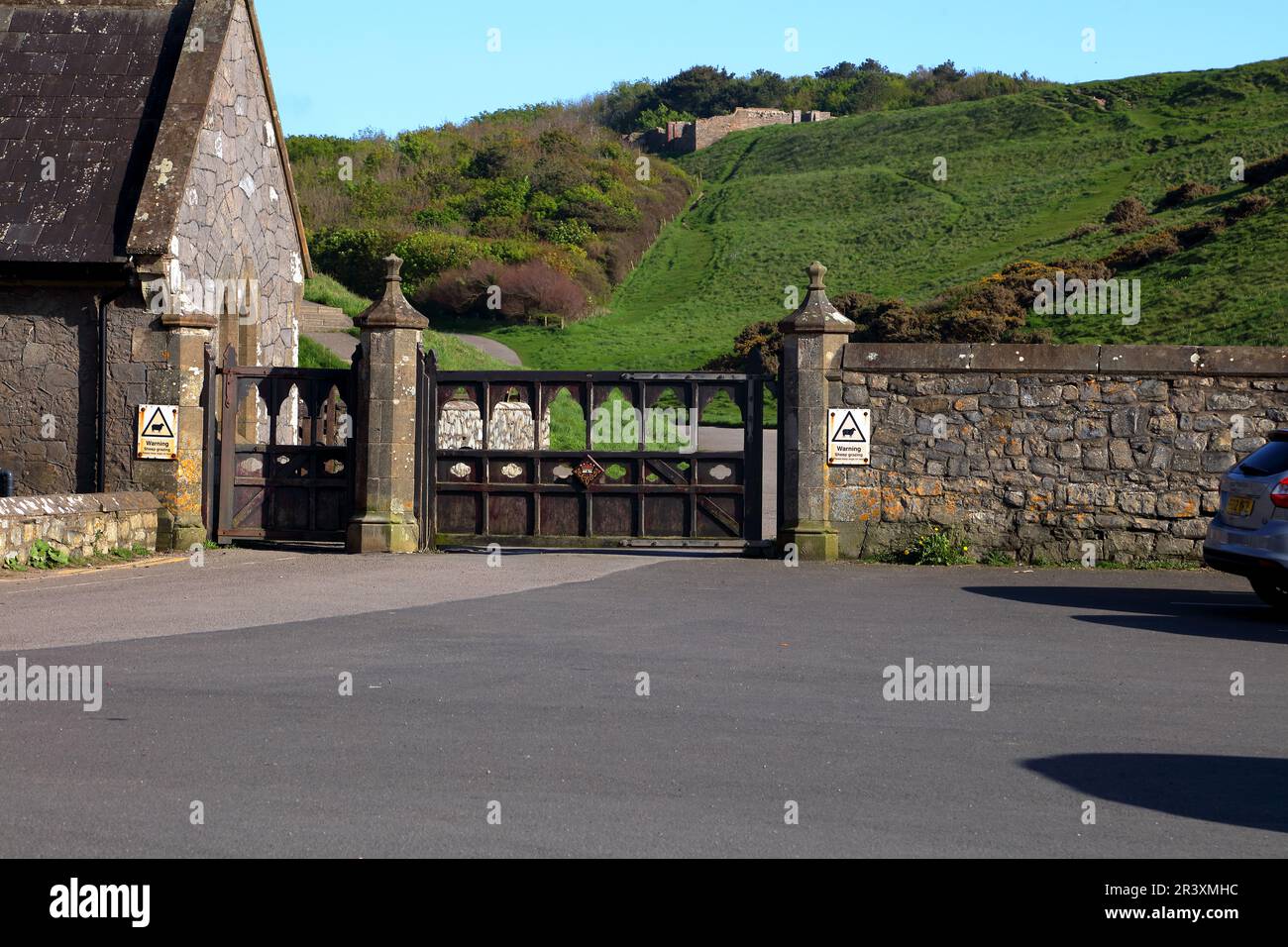 Der alte Eingang zu dem, was einst Dunraven Castle war, auf dem Gipfel des Hügels mit einem sehr soliden Eichentor, um den Weg zu versperren. Stockfoto