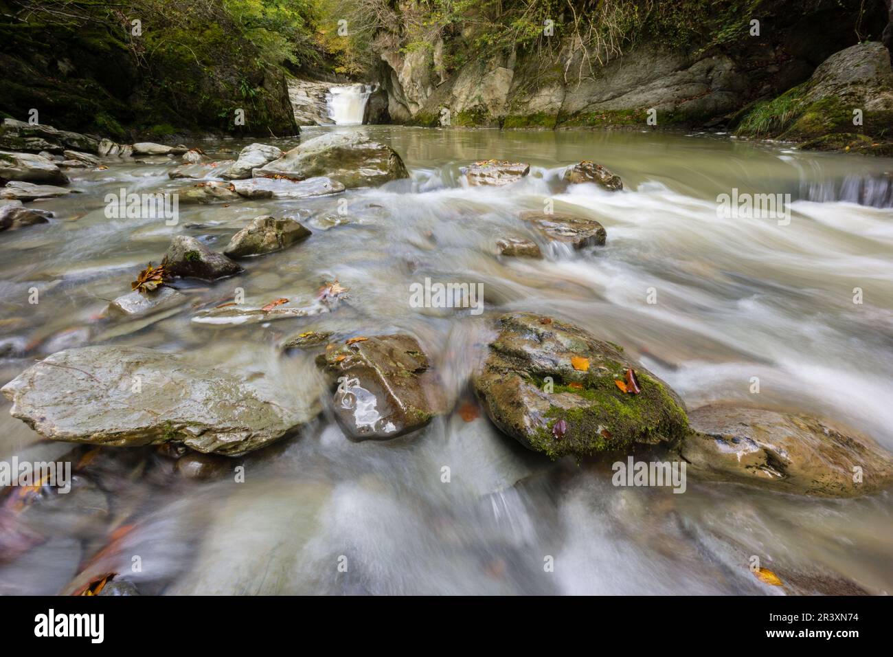 Cascada de El Cubo, Rio Urbeltza, Selva de Irati, Comunidad foral de Navarra, Spanien. Stockfoto