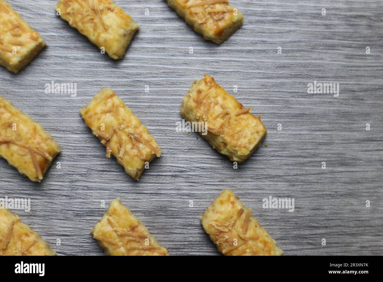 Kastengel oder kue keju oder Kaastangel oder Kaastengel ist ein holländisch-indonesischer Käsekeks in Form von Stäbchen, die häufig bei der IED Al fitr zu finden sind Stockfoto