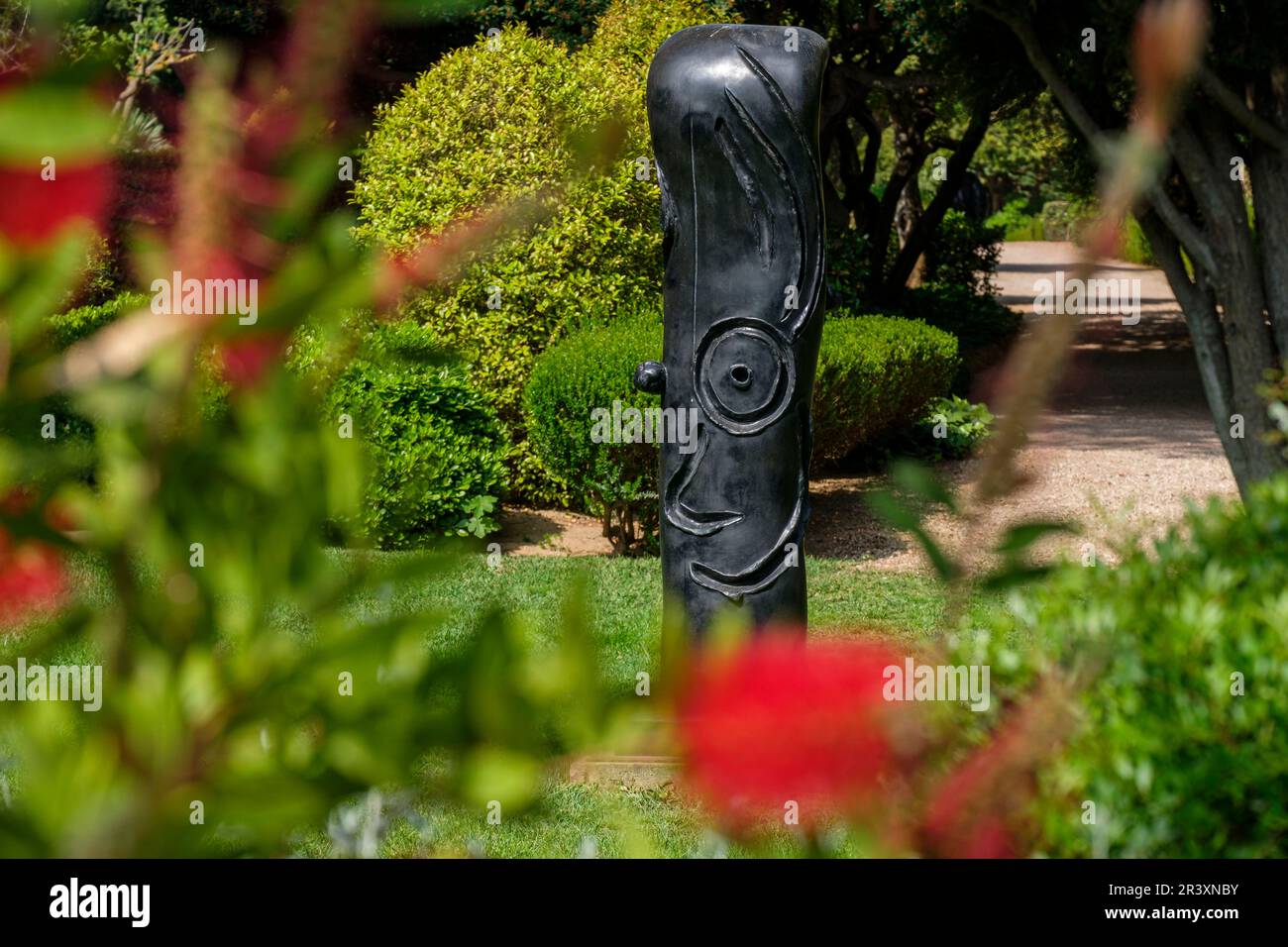 Joan Miró (Spanisch, 18931983), Figur ,1976, verlorene Wachsbronze, Marivent-Garten, Palma, Mallorca. Stockfoto