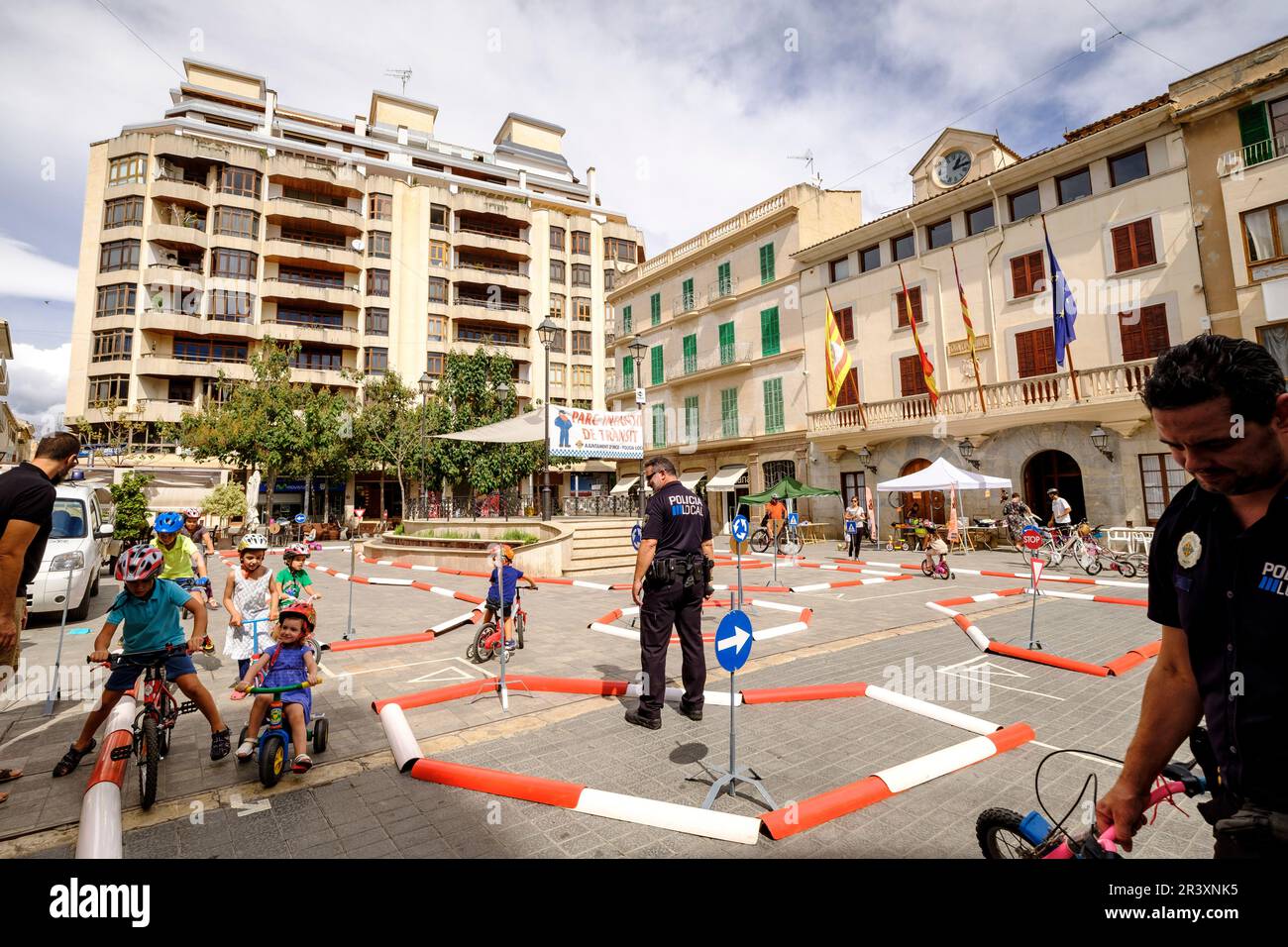 Parque infantil de Transito frente El Ayuntamiento, Inca, Mallorca, Balearen, Spanien, Europa. Stockfoto