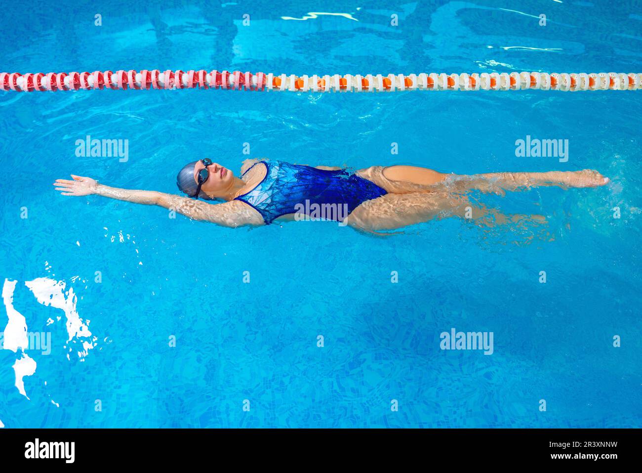 Junge Profi-Schwimmerin schwimmend im Hallenbad Stockfoto