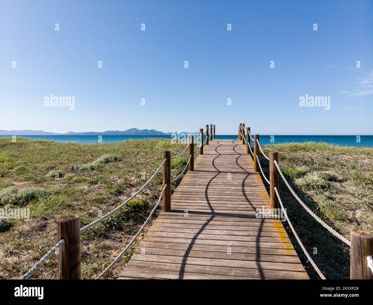 Hölzerner Pfad zum Schutz der Dünen, Arenal de sa Canova, Artà - Santa Margalida, Naturgebiet von besonderem Interesse, Mallorca, Balearen, Spanien. Stockfoto