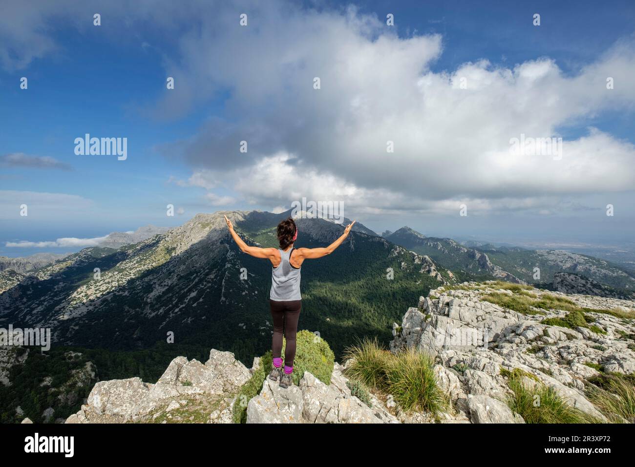 Escursionista en La Cima de Puig des Tossals Verds, 1118 mts, Escorca, Paraje natural de la Serra de Tramuntana, Mallorca, Balearen, Spanien. Stockfoto