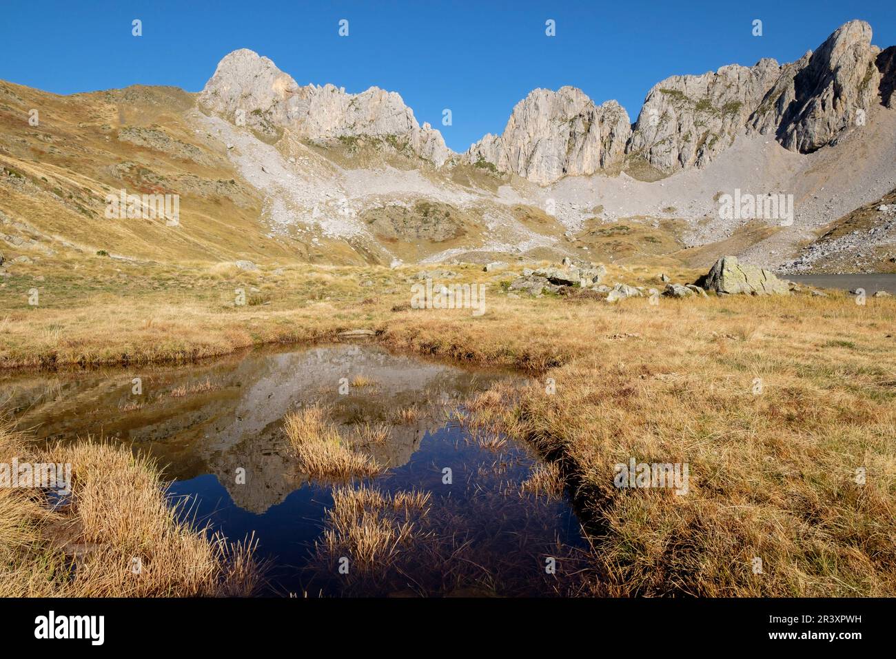 Ibón de Acherito, mit der Peña der Ibon, 2130 mts und dem Gipfel des La Ralla, 2146 mts in der zweiten Amtszeit, das Tal von Hecho, westlichen Täler, Pyrenäen, Provinz Huesca, Aragón, Spanien, Europa. Stockfoto