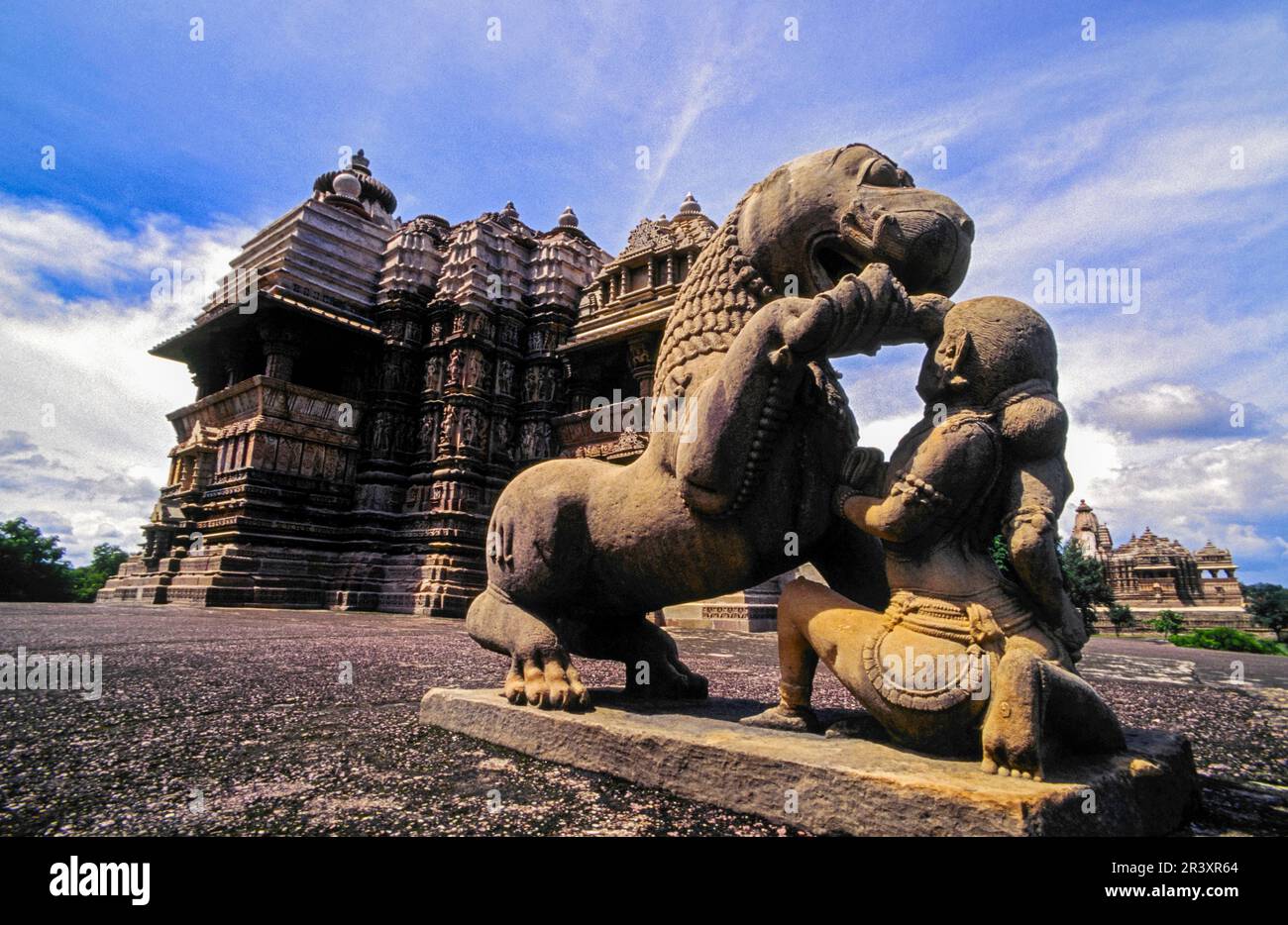 Wächter der Löwen am Chandella Tempel in Vishvanatha(s.XI). Khajuraho . Madhya Pradesh.Indien.Asien. Stockfoto