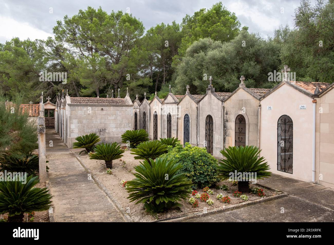 Familien-Pantheons mit Ziegeldach, Pina Friedhof, Mallorca, Balearen, Spanien. Stockfoto