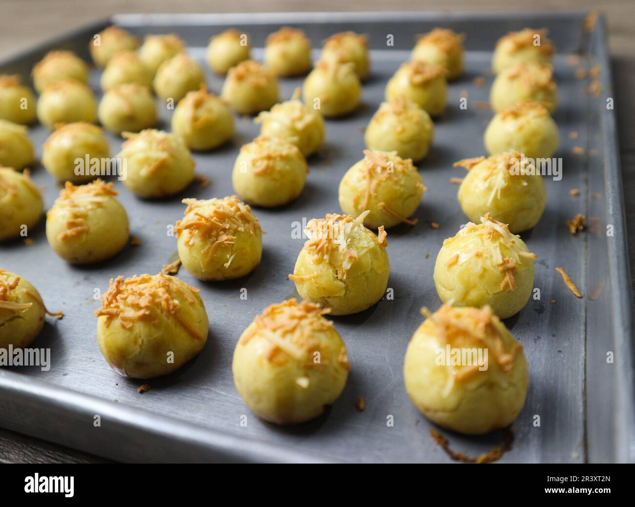 Nastar Keju. Hausgemachter Ananaskuchen oder Nastar Keju, Kekse mit Ananasmarmelade gefüllt und geriebenen Käse auf der Aluminiumpfanne, frisch aus der Dose Stockfoto