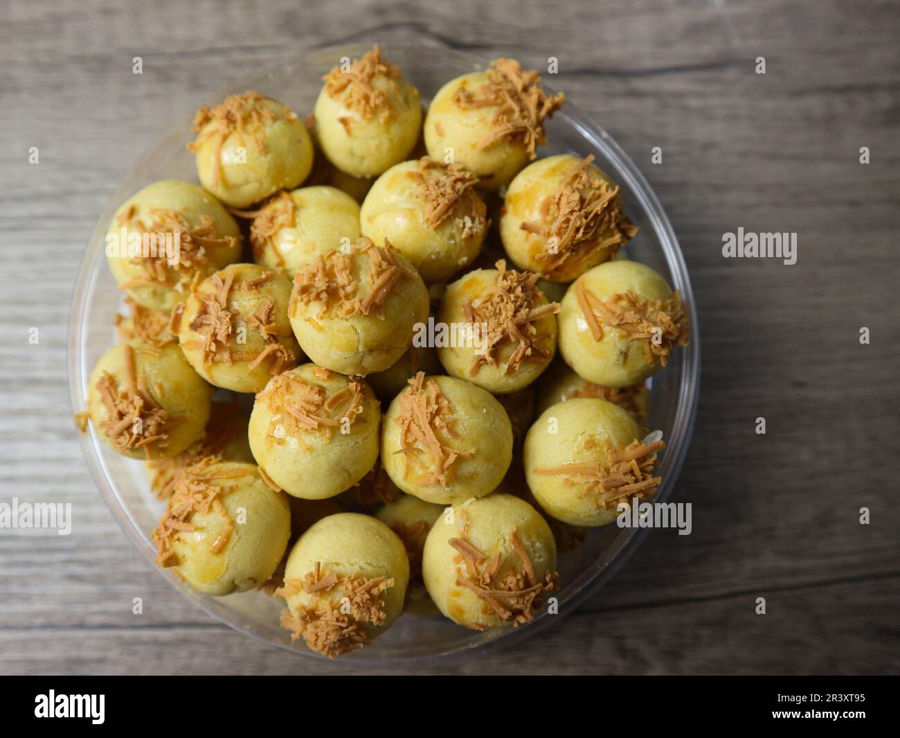 Nastar Keju. Hausgemachter Ananaskuchen oder Nastar Keju, Kekse mit Ananasmarmelade gefüllt und geriebener Käse im Kunststoffbehälter, frisch aus dem Ofen Stockfoto