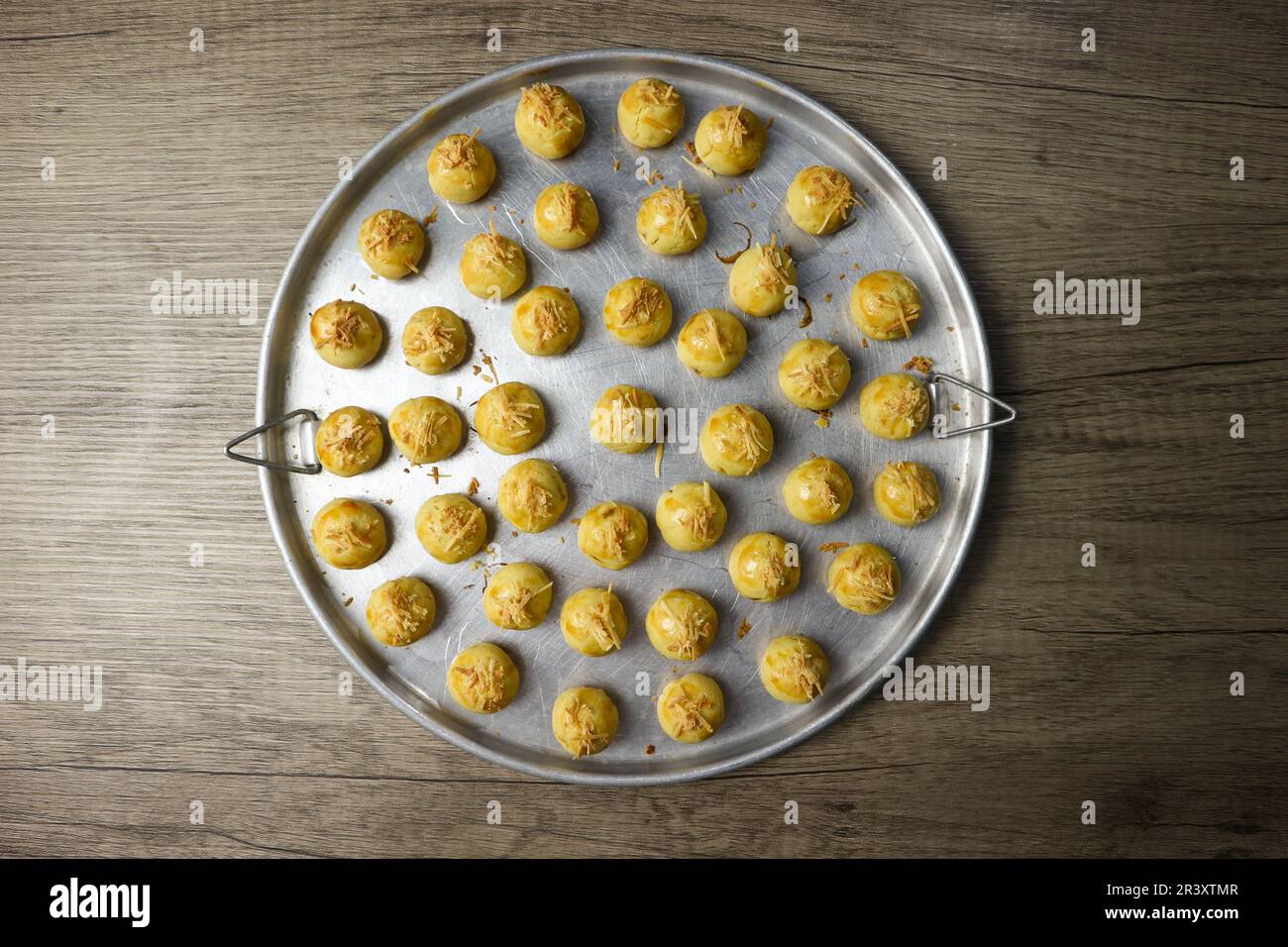 Nastar Keju. Hausgemachter Ananaskuchen oder Nastar Keju, Kekse mit Ananasmarmelade gefüllt und geriebenen Käse auf der Aluminiumpfanne, frisch aus der Dose Stockfoto