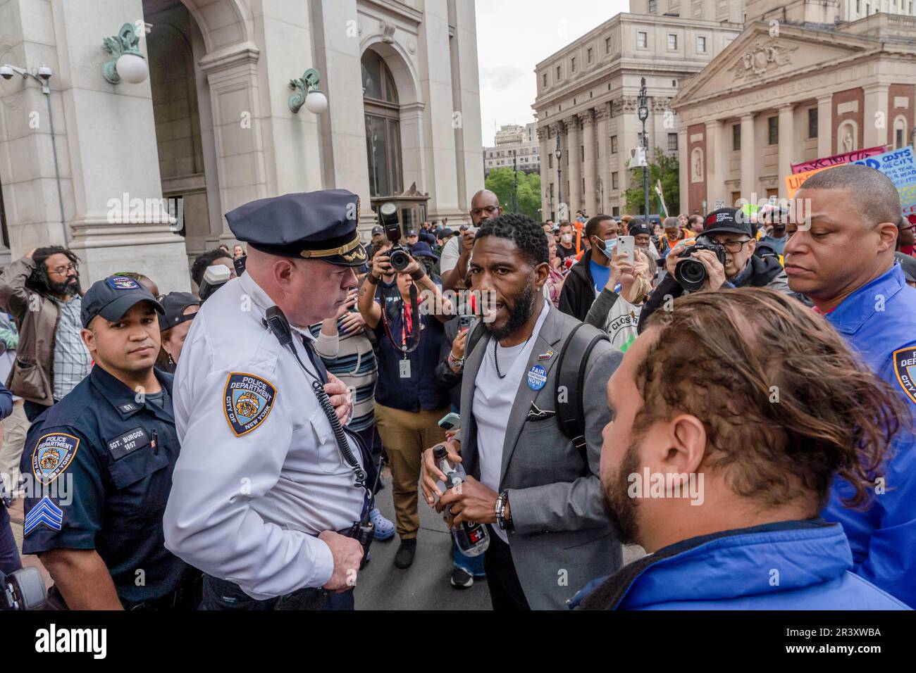 New York, Usa. 24. Mai 2023. Staatsanwältin Jumaane Williams (R) spricht mit Chief McCarthy, dem kommandierenden Offizier der Patrouille Borough Manhattan South, bei einer Kundgebung und einem marsch. Demonstranten, die mehrere Gruppen und Organisationen vertreten, versammelten sich im Foley Square Park zu einer Kundgebung und marschierten zum City Hall Park, um gegen die Budgetkürzungen von Bürgermeister Eric Adam zu protestieren. Zwei Demonstranten wurden von Beamten des New York City Police Department (NYPD) verhaftet. Kredit: SOPA Images Limited/Alamy Live News Stockfoto