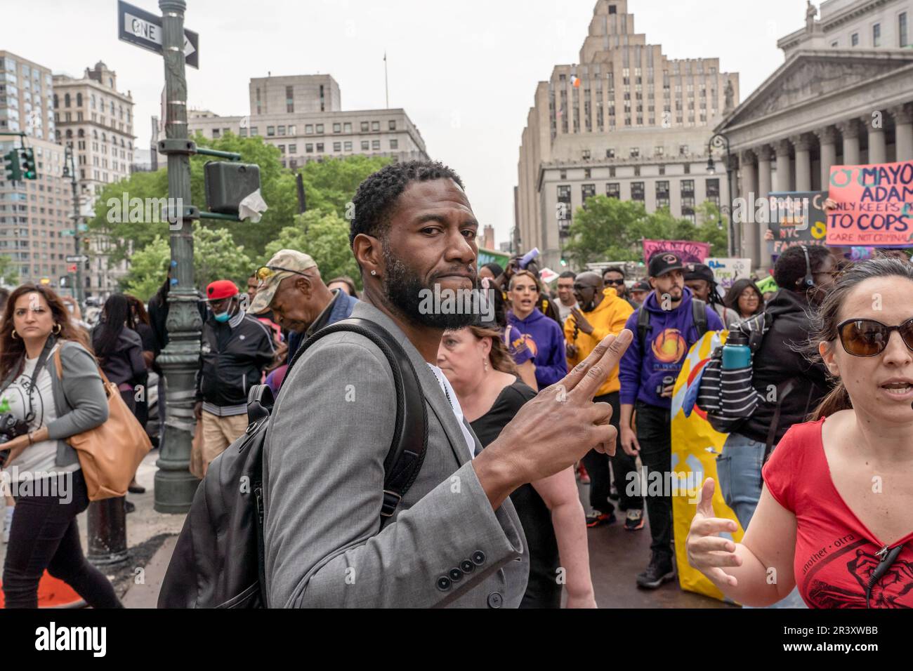 New York, Usa. 24. Mai 2023. Öffentliche Anwältin Jumaane Williams posiert bei einer Kundgebung und einem marsch. Demonstranten, die mehrere Gruppen und Organisationen vertreten, versammelten sich im Foley Square Park zu einer Kundgebung und marschierten zum City Hall Park, um gegen die Budgetkürzungen von Bürgermeister Eric Adam zu protestieren. Zwei Demonstranten wurden von Beamten des New York City Police Department (NYPD) verhaftet. Kredit: SOPA Images Limited/Alamy Live News Stockfoto