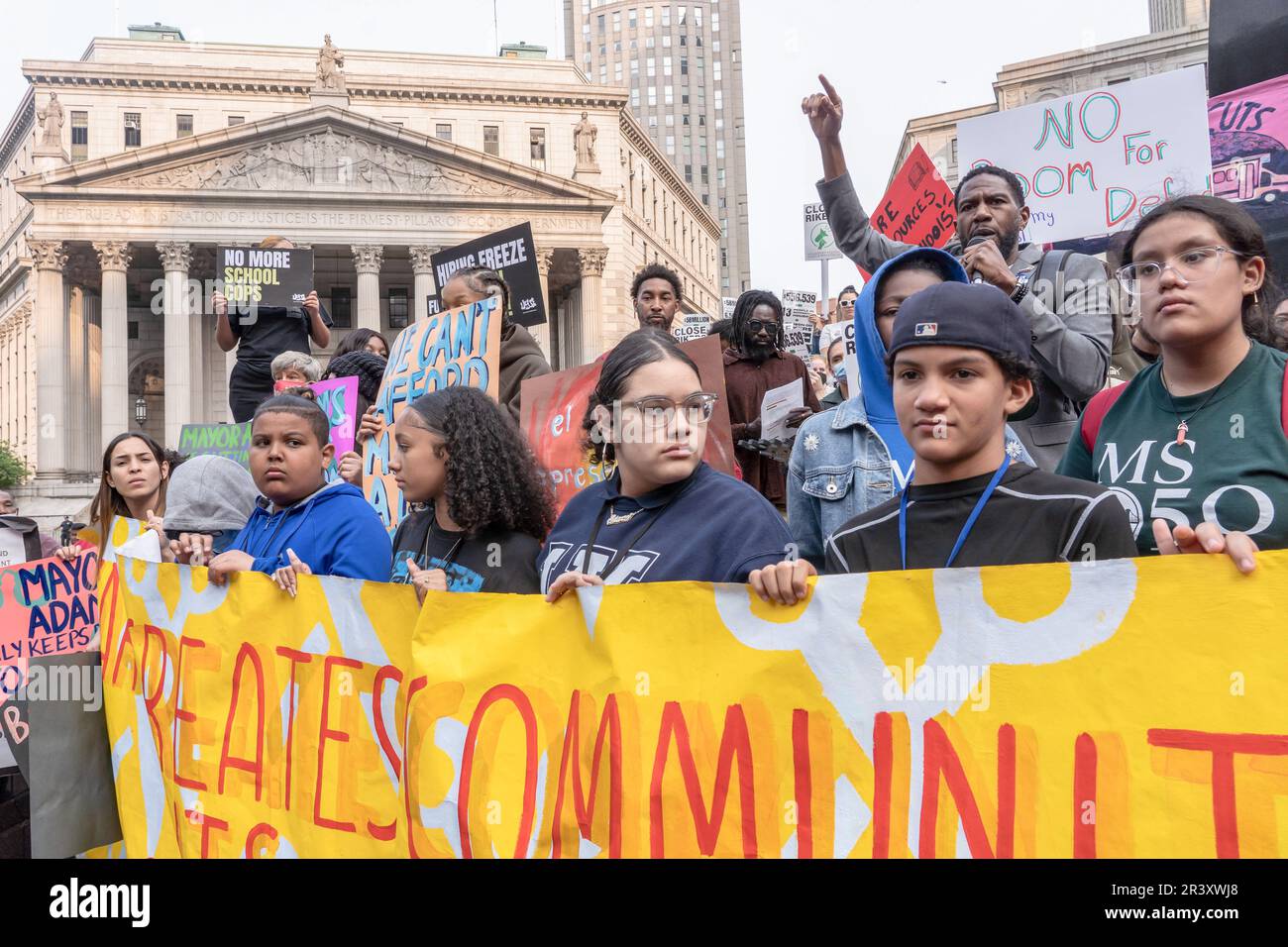 New York, Usa. 24. Mai 2023. Die öffentliche Anwältin Jumaane Williams spricht während einer Kundgebung und einem marsch. Demonstranten, die mehrere Gruppen und Organisationen vertreten, versammelten sich im Foley Square Park zu einer Kundgebung und marschierten zum City Hall Park, um gegen die Budgetkürzungen von Bürgermeister Eric Adam zu protestieren. Zwei Demonstranten wurden von Beamten des New York City Police Department (NYPD) verhaftet. Kredit: SOPA Images Limited/Alamy Live News Stockfoto
