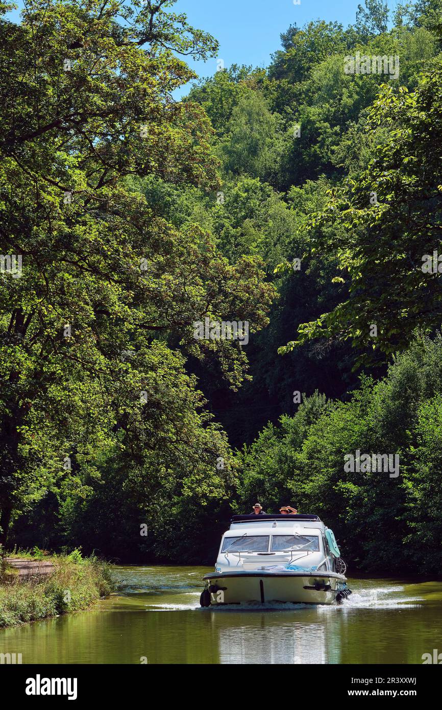 Flusstourismus und Bootstouren auf dem Canal des Vosges in La Basse-Vaivre (Nordostfrankreich). Kleiner Kahn Stockfoto