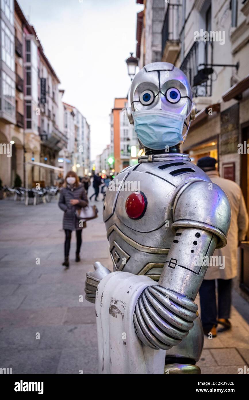 C3PO-Roboter mit Antiviren-Maske Stockfoto