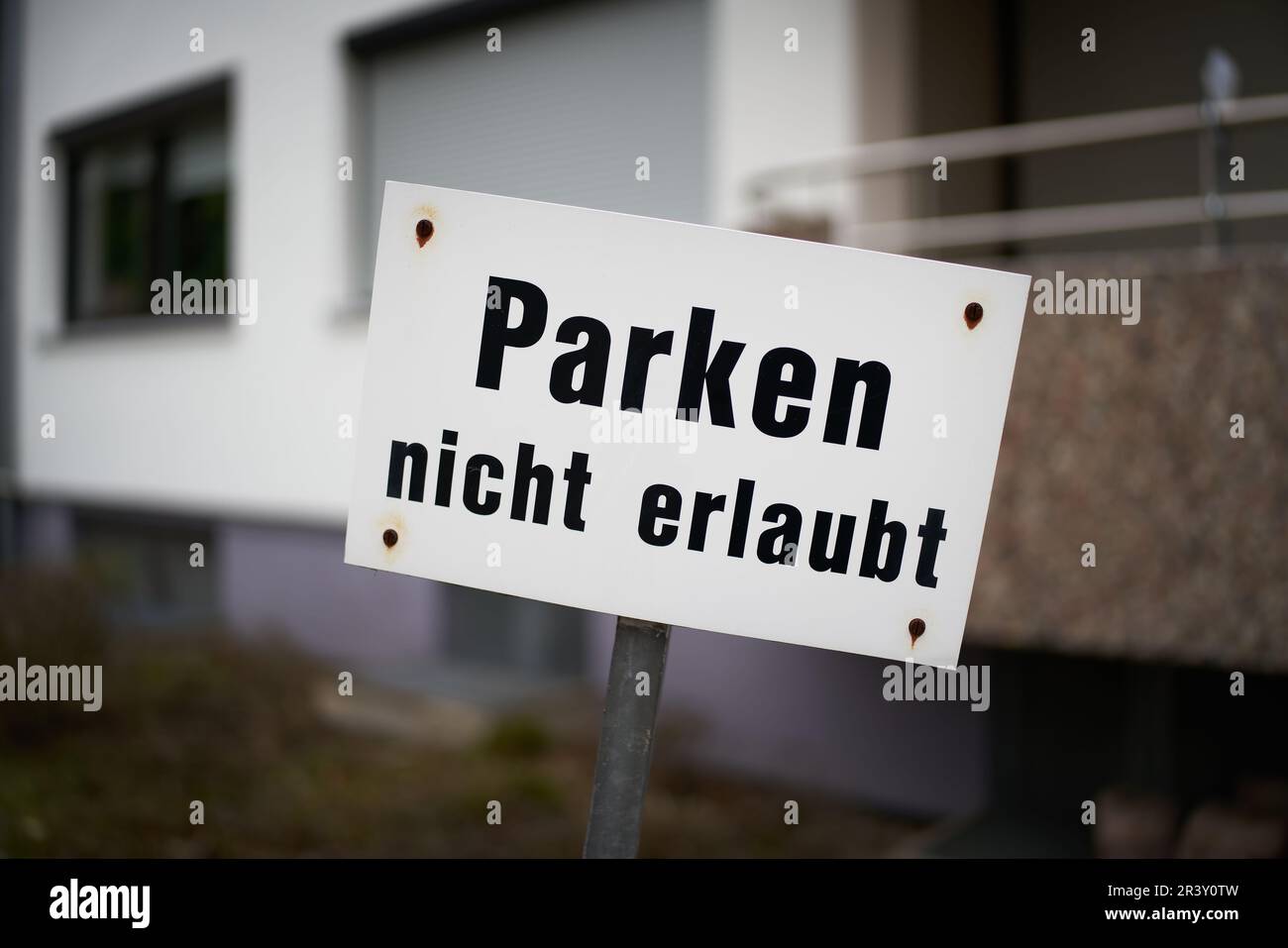 Schild vor einem Haus in Deutschland mit der Inschrift Parken nicht erlaubt Stockfoto
